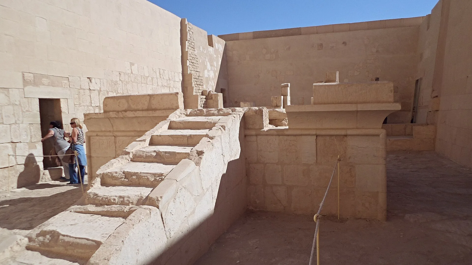 Solar_chapel_and_altar,_facing_east